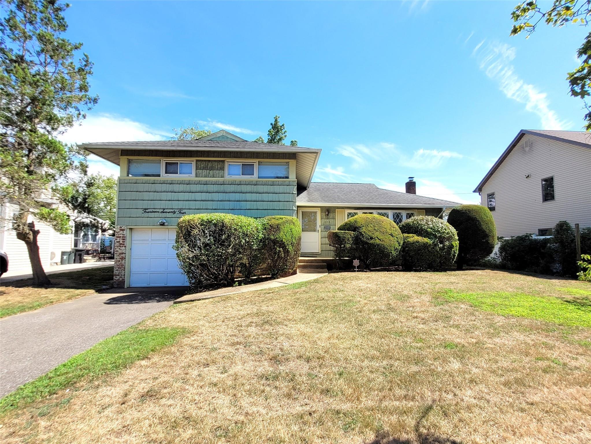 #1 photo, 1474 Stephen Marc Lane, East Meadow , NY 11554