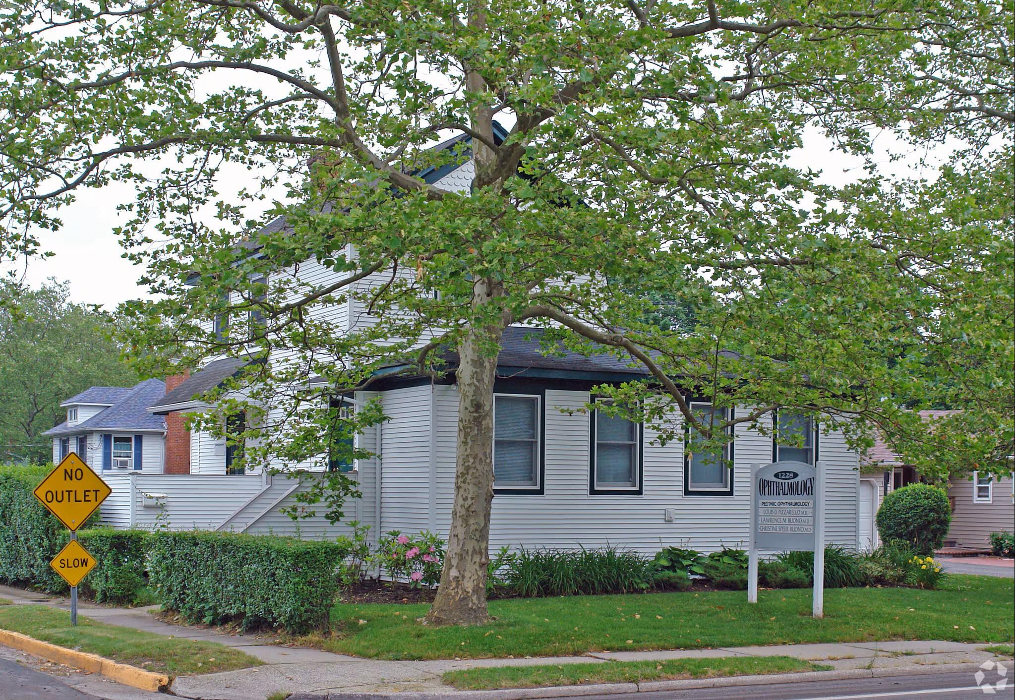 #1 photo, 1228 Roanoke Avenue, 東長島 Riverhead , NY 11901