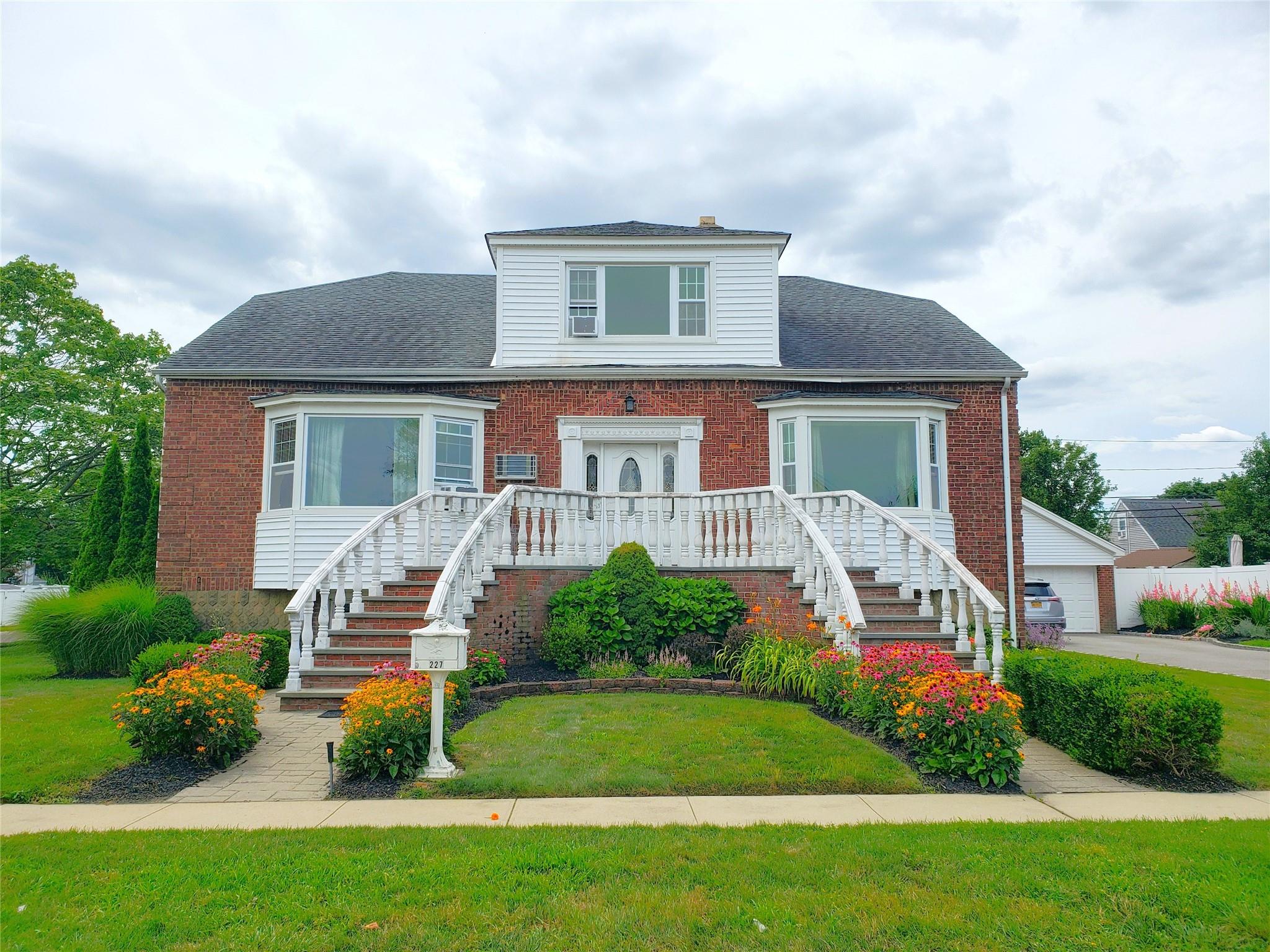 #1 photo, 227 Venetian Boulevard, 東長島 Lindenhurst , NY 11757