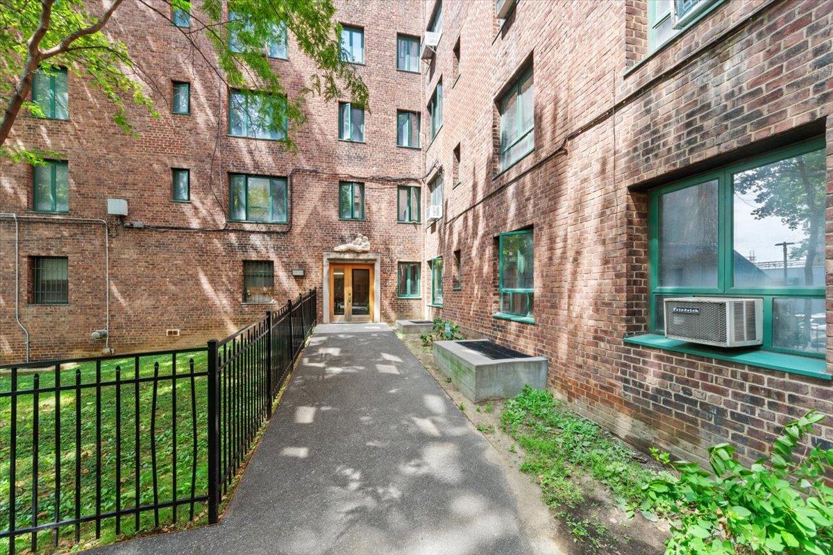 #2 photo, 2200 E Tremont Avenue, 布朗士 Bronx , NY 10462