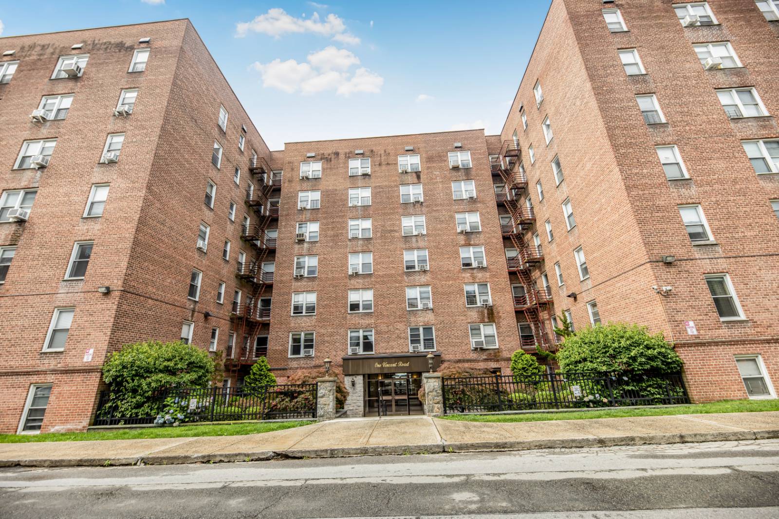 #1 photo, 1 Vincent Rd, Bronxville , NY 10708