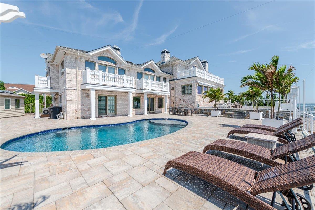 #1 photo, 130 Riviera Drive, ناسو Massapequa , NY 11758