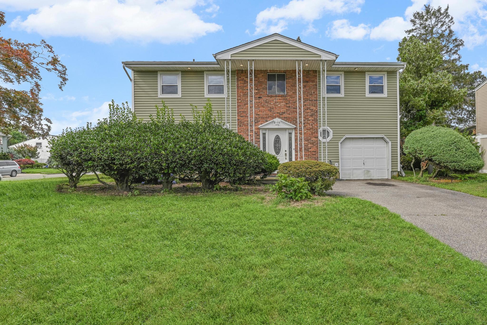 #1 photo, 20 Sunshine Lane, 東長島 Amityville , NY 11701