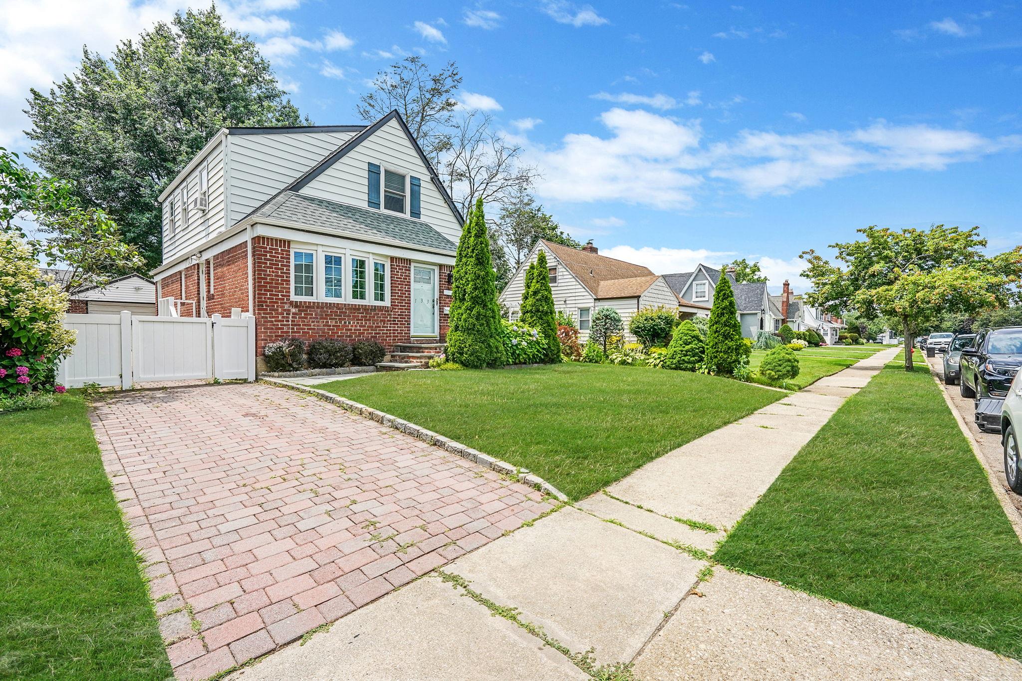 #1 photo, 133 Andrews Road, Mineola , NY 11501