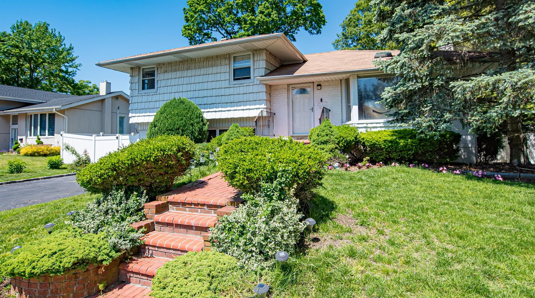 #1 photo, 36 Middle Lane, Jericho , NY 11753