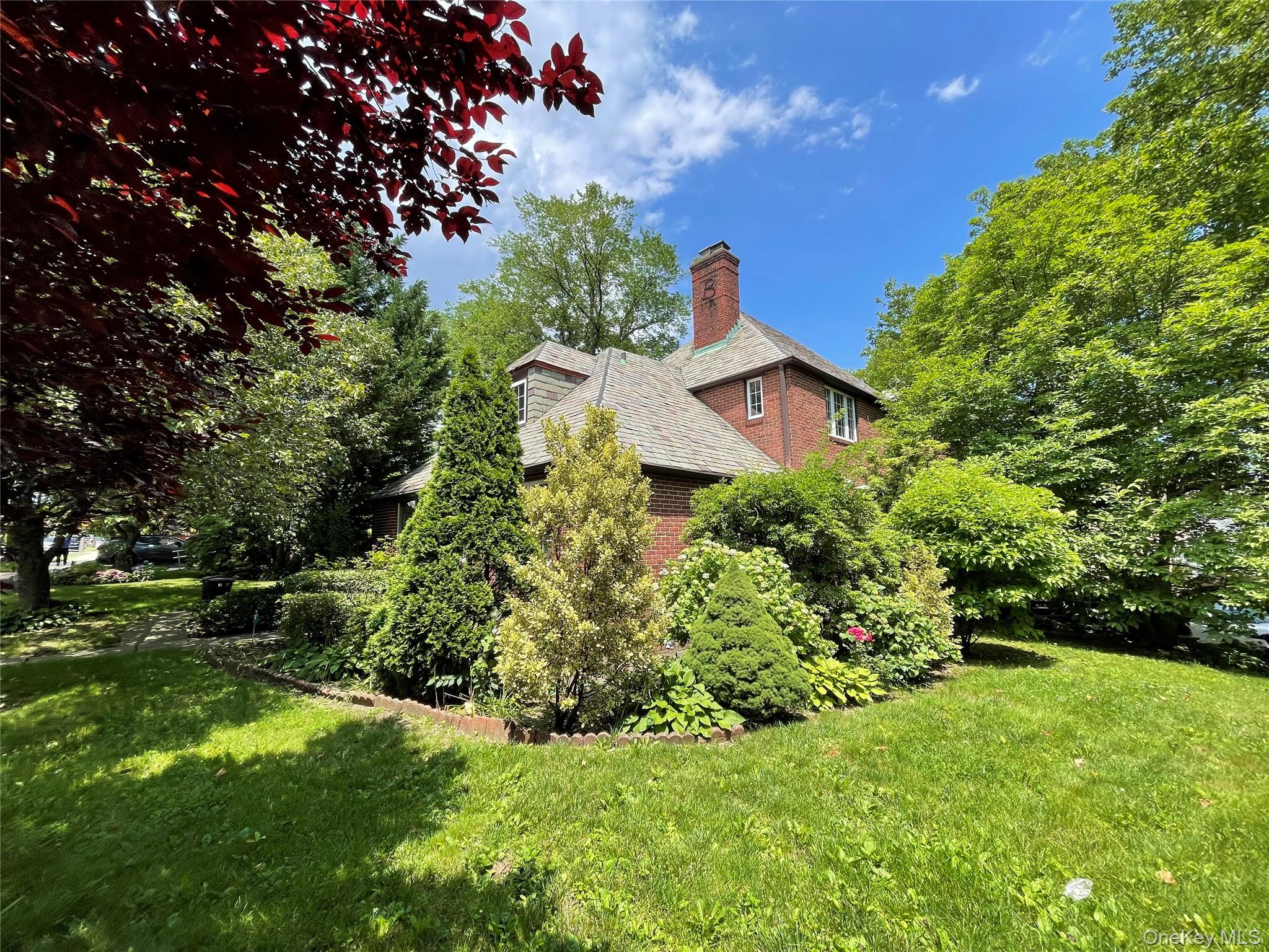 #2 photo, 8177 Utopia Pkwy, クイーンズ区 Jamaica Estates , NY 11432