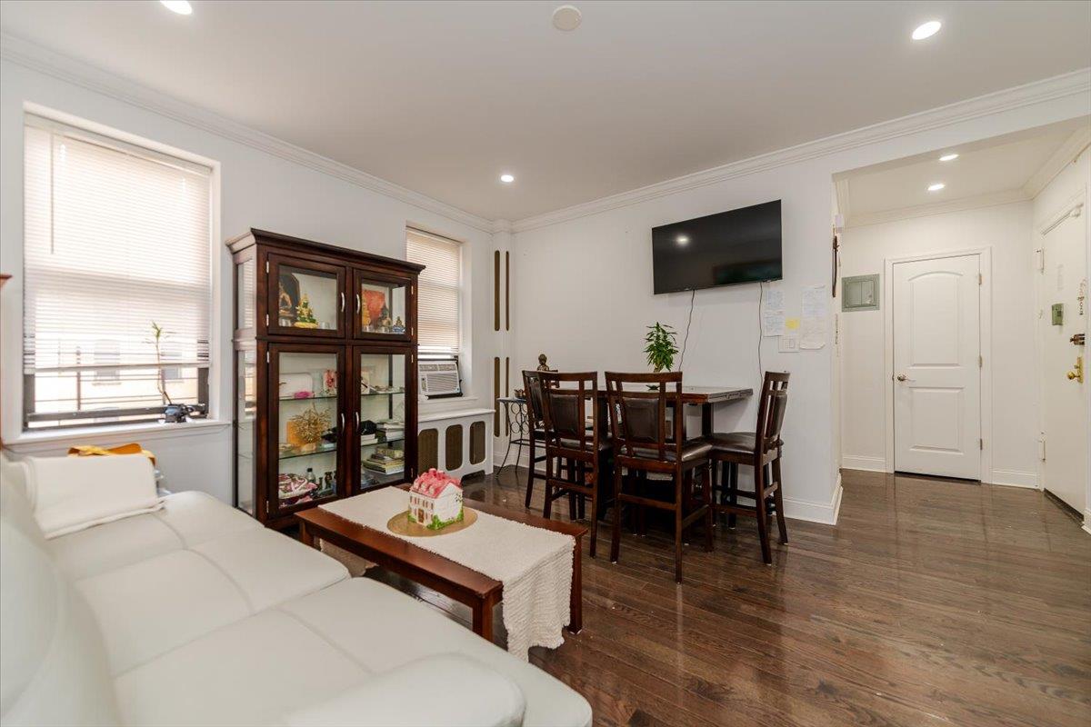 #3 photo, 37-21 80th Street, クイーンズ区 Jackson Heights , NY 11372