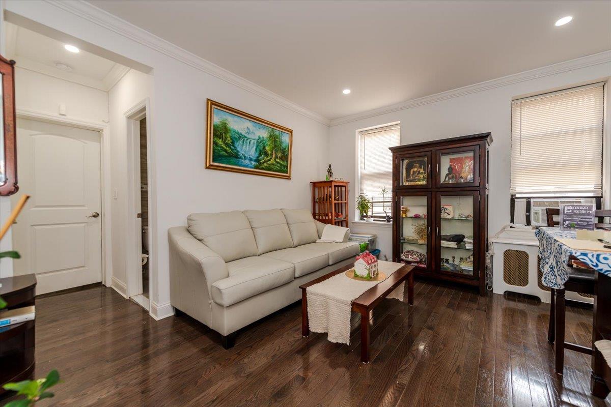 #4 photo, 37-21 80th Street, クイーンズ区 Jackson Heights , NY 11372