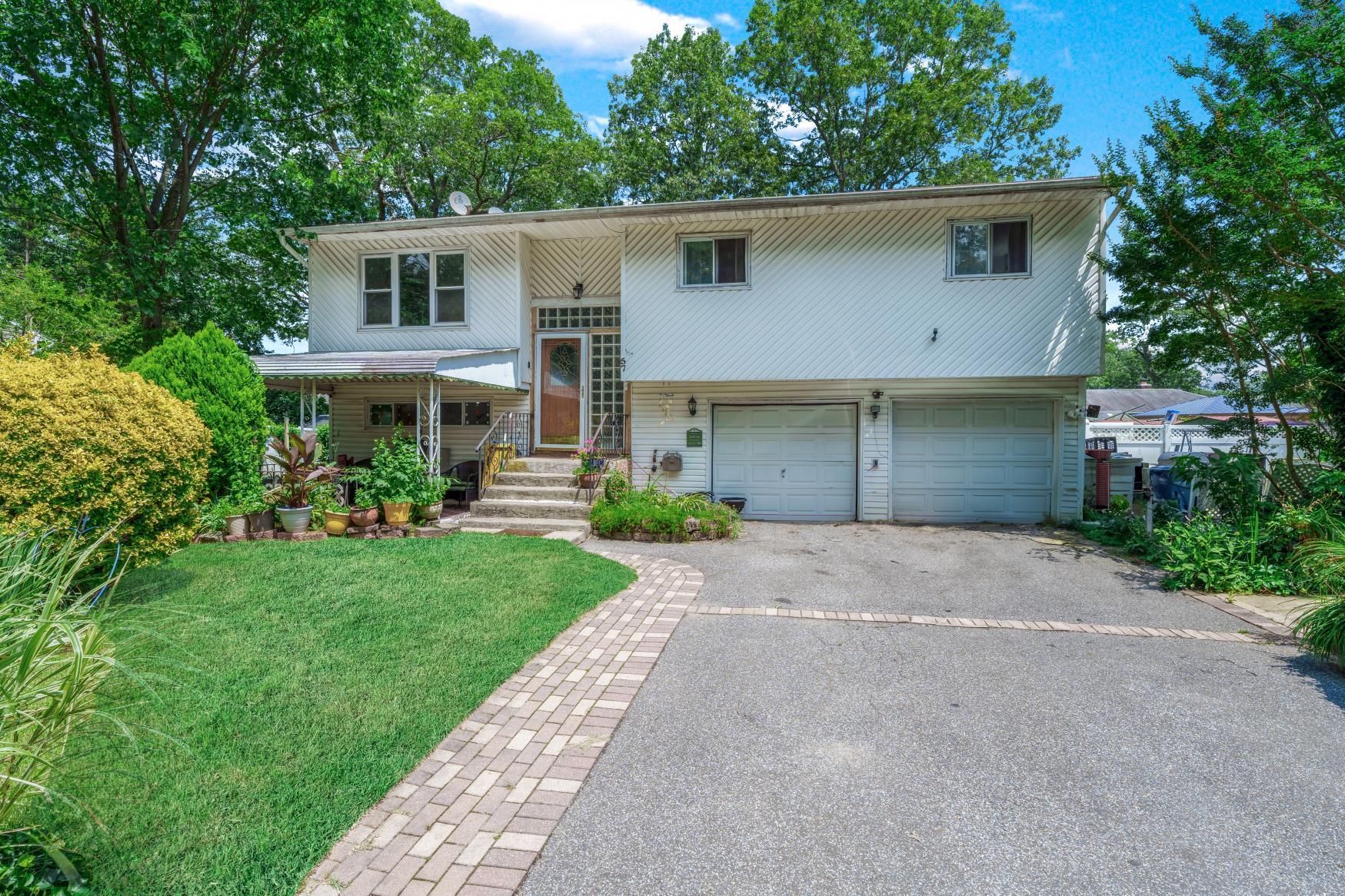 #1 photo, 57 Rockland Avenue, 東長島 West Babylon , NY 11704