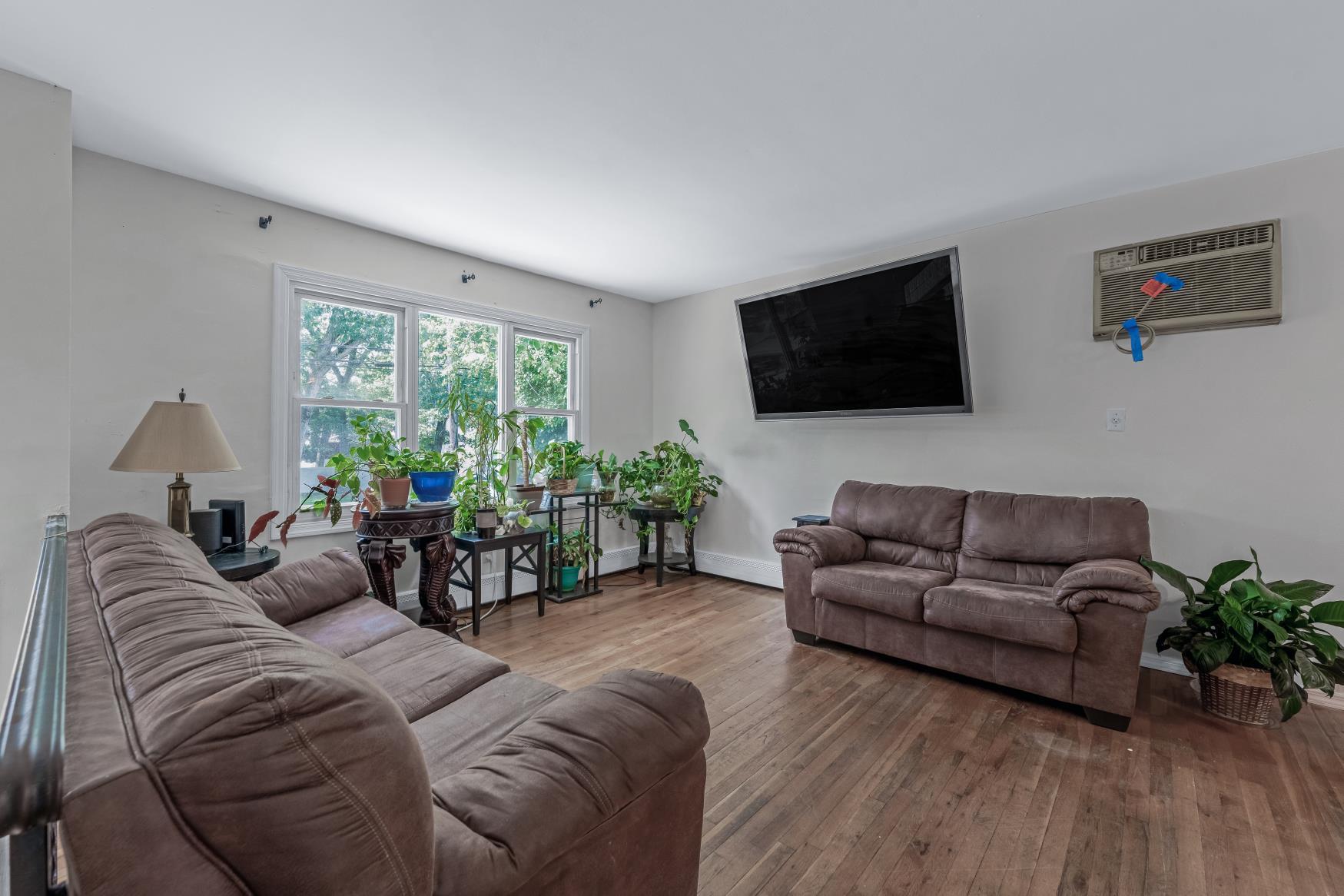 #2 photo, 57 Rockland Avenue, 東長島 West Babylon , NY 11704