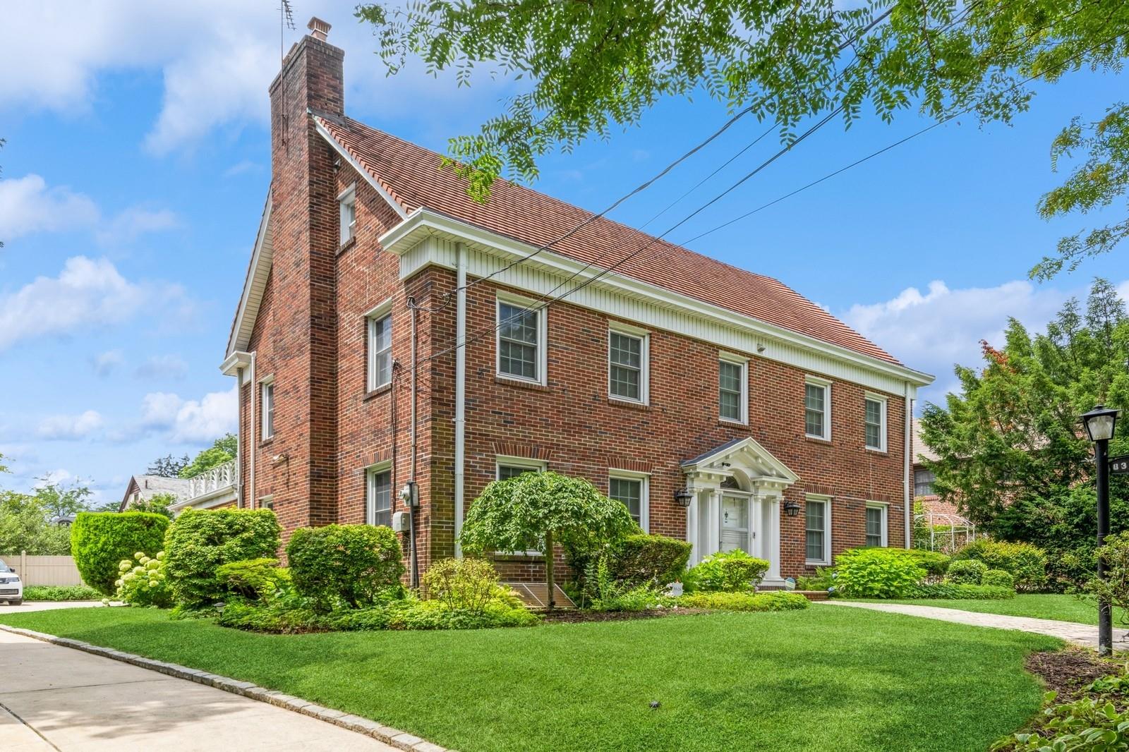 #2 photo, 83-24 Edgerton Boulevard, クイーンズ区 Jamaica Estates , NY 11432