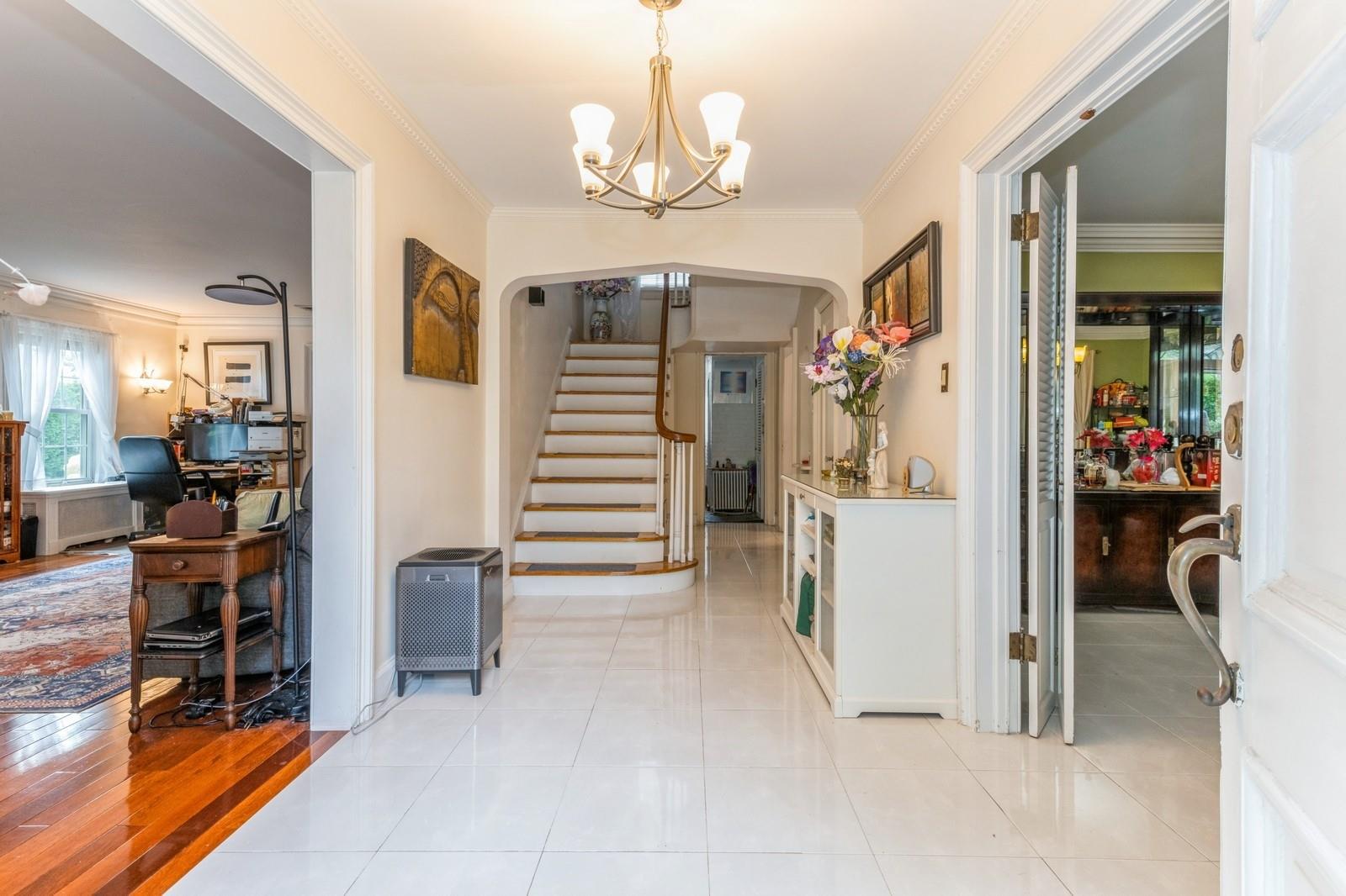 #4 photo, 83-24 Edgerton Boulevard, クイーンズ区 Jamaica Estates , NY 11432