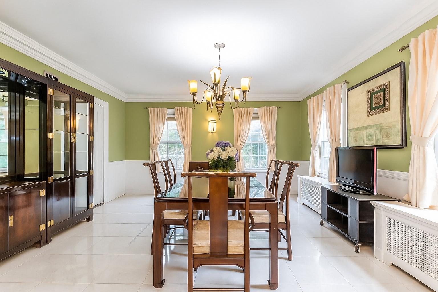 #7 photo, 83-24 Edgerton Boulevard, クイーンズ区 Jamaica Estates , NY 11432