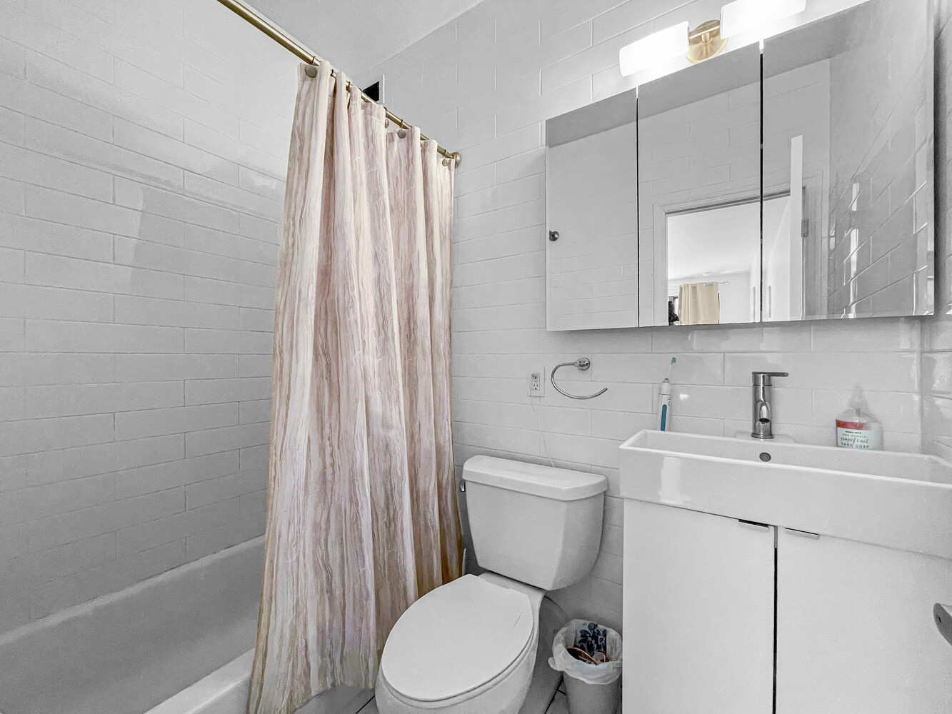 #6 photo, New York City, 맨해튼 East Village , NY 10003