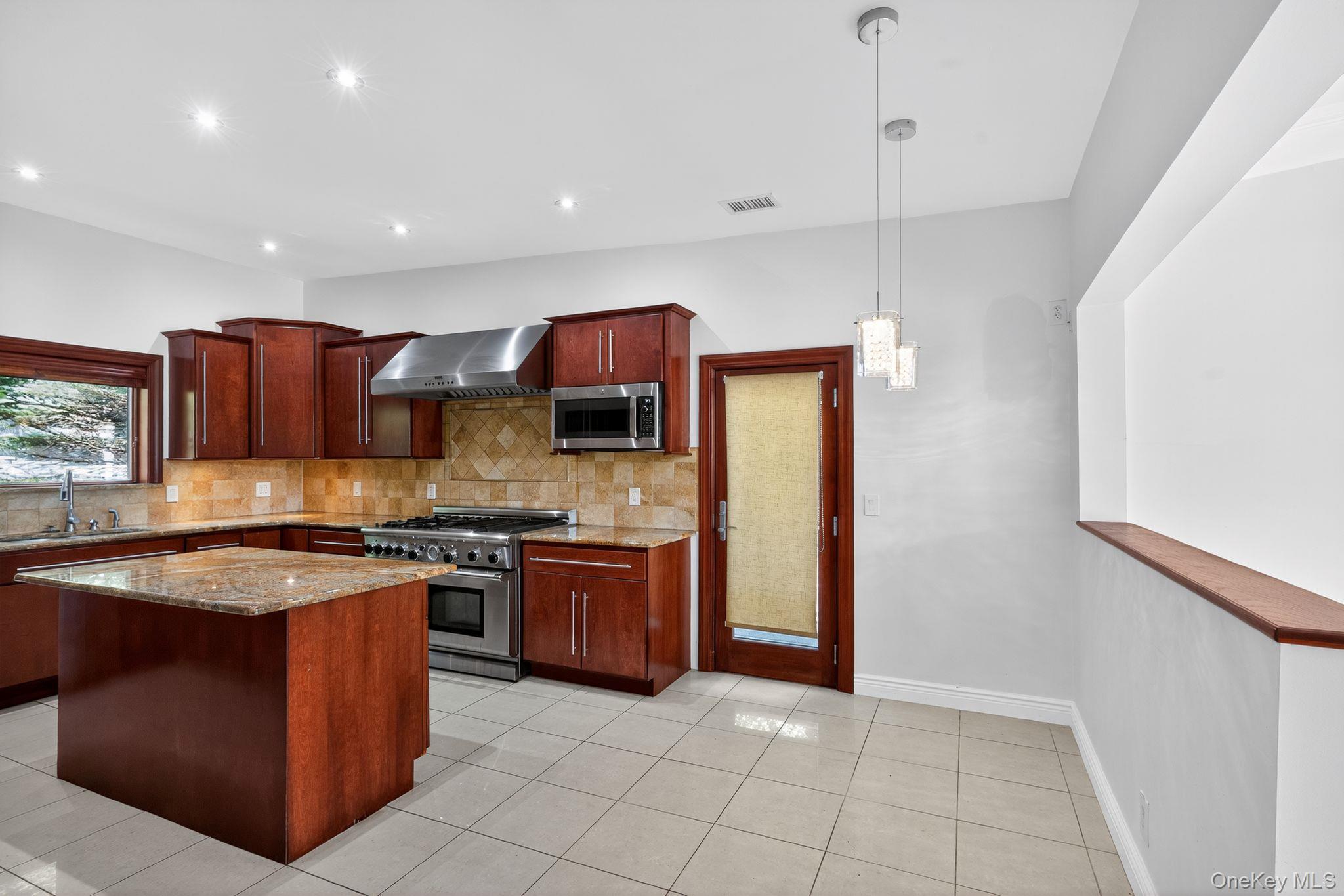 #20 photo, 21 Hillside Court, Suffern , NY 10901