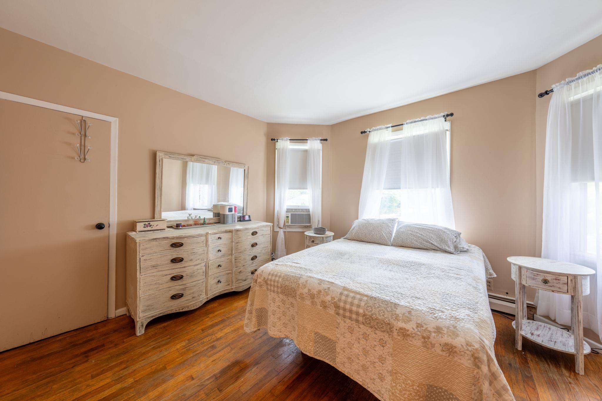 #17 photo, 65 Earle Avenue, ناسو Lynbrook , NY 11563