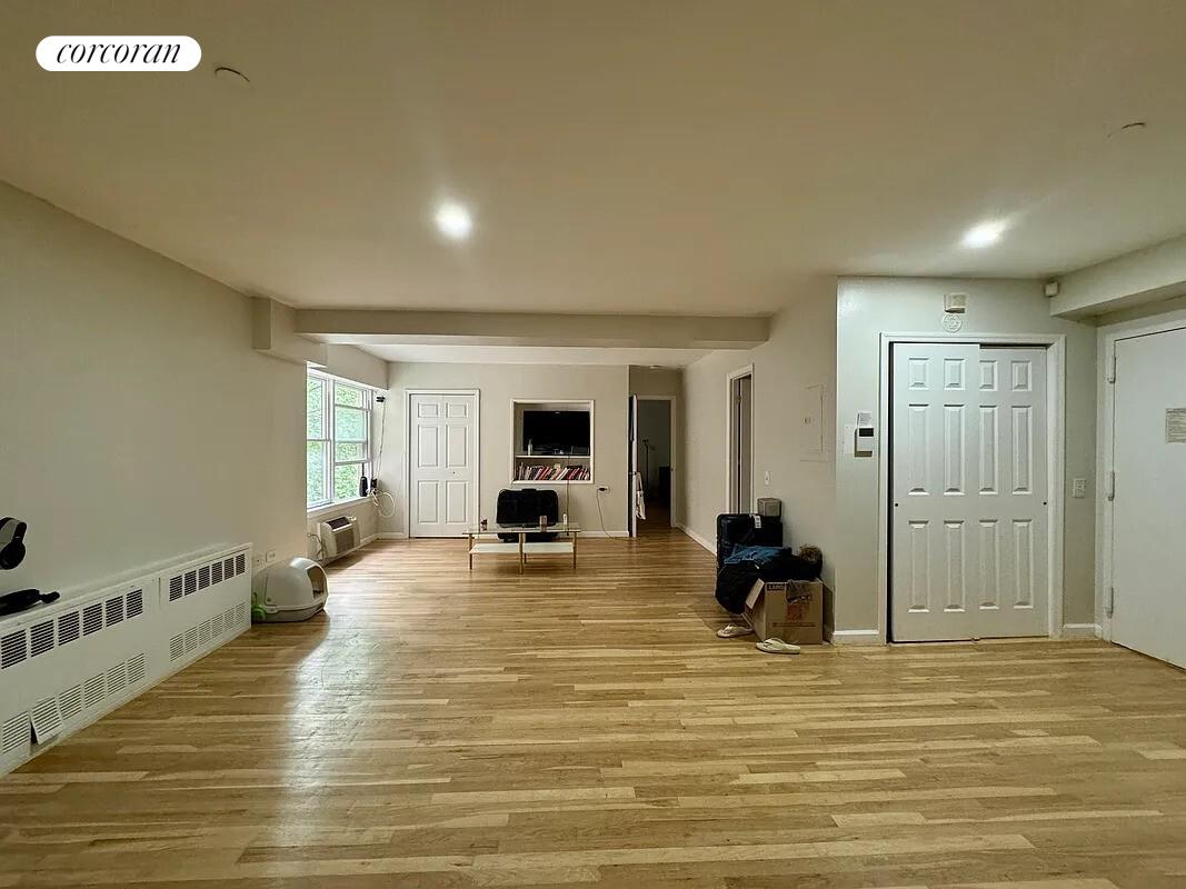 #1 photo, 754 E 6TH Street, मैनहटन East Village , NY 10009