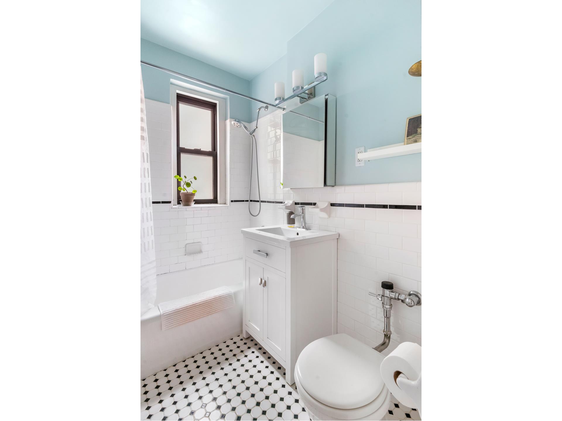 #8 photo, 385 ARGYLE Road, Ditmas Park , NY 11218