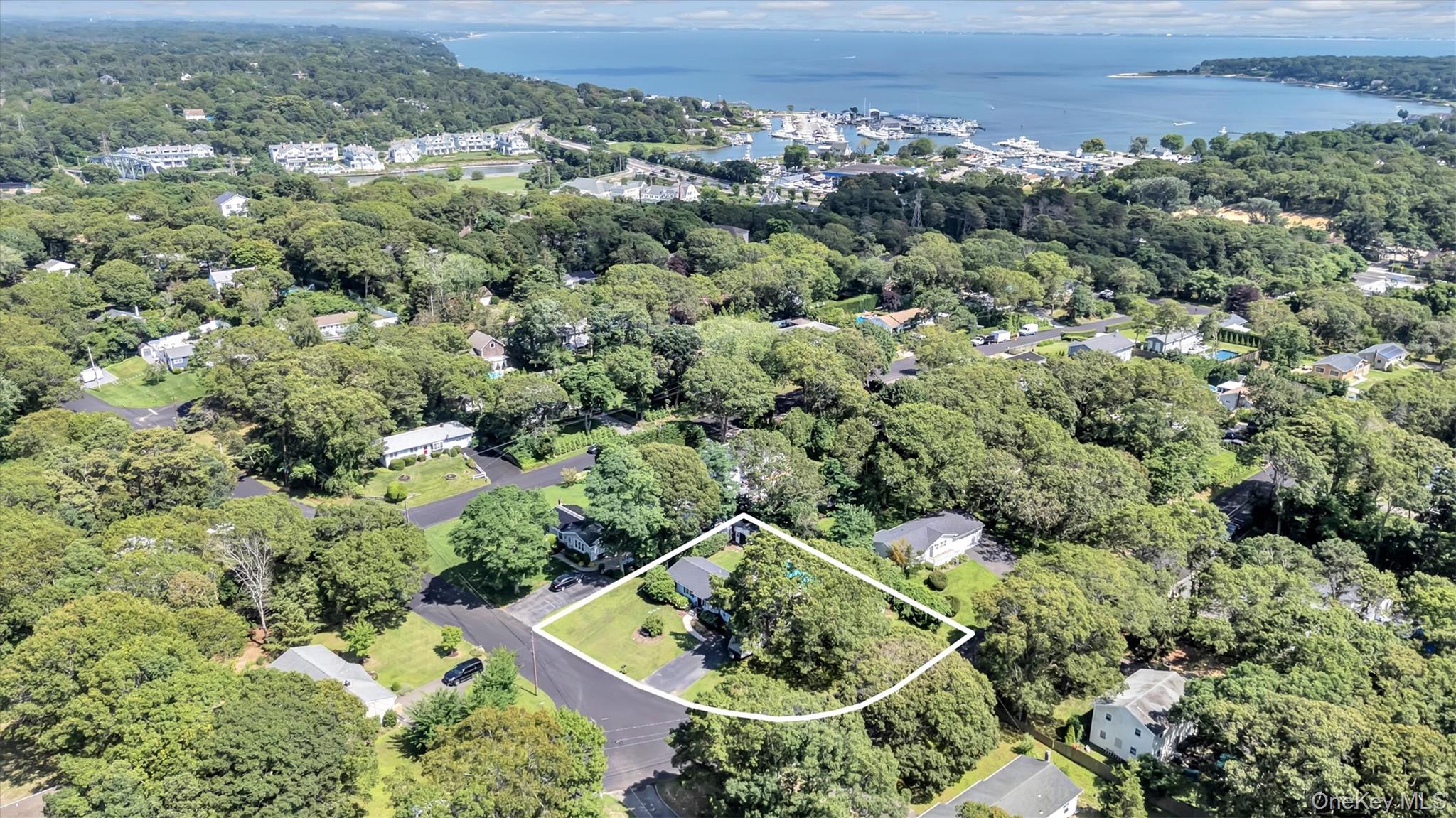 #16 photo, 21 Holzman Drive, サフォーク郡 Hampton Bays , NY 11946