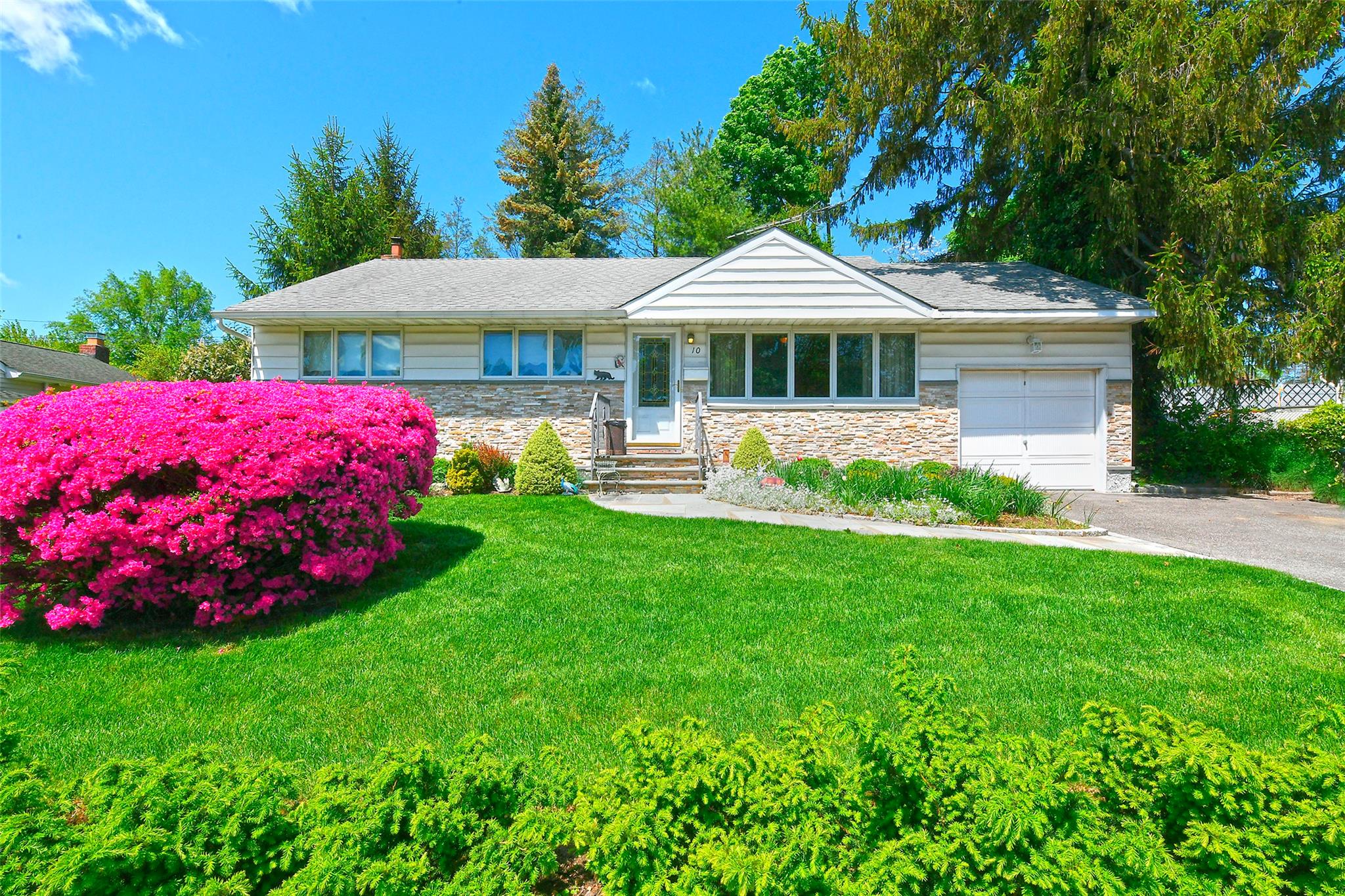 #1 photo, 10 Lee Place, Old Bethpage , NY 11804