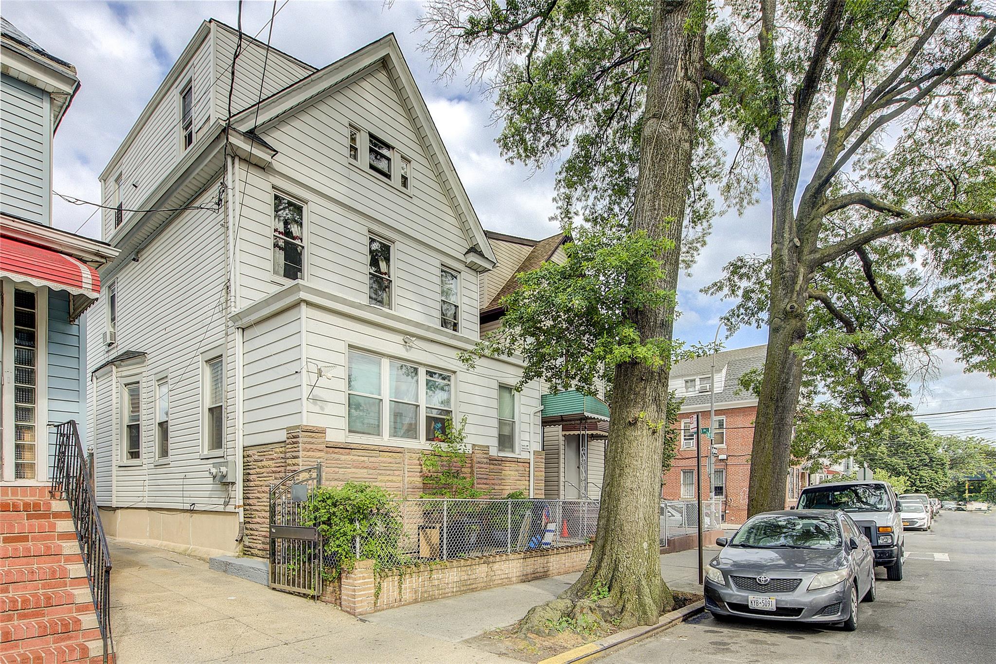 #1 photo, 3763 99th Street, 뉴욕퀸즈 Corona , NY 11368