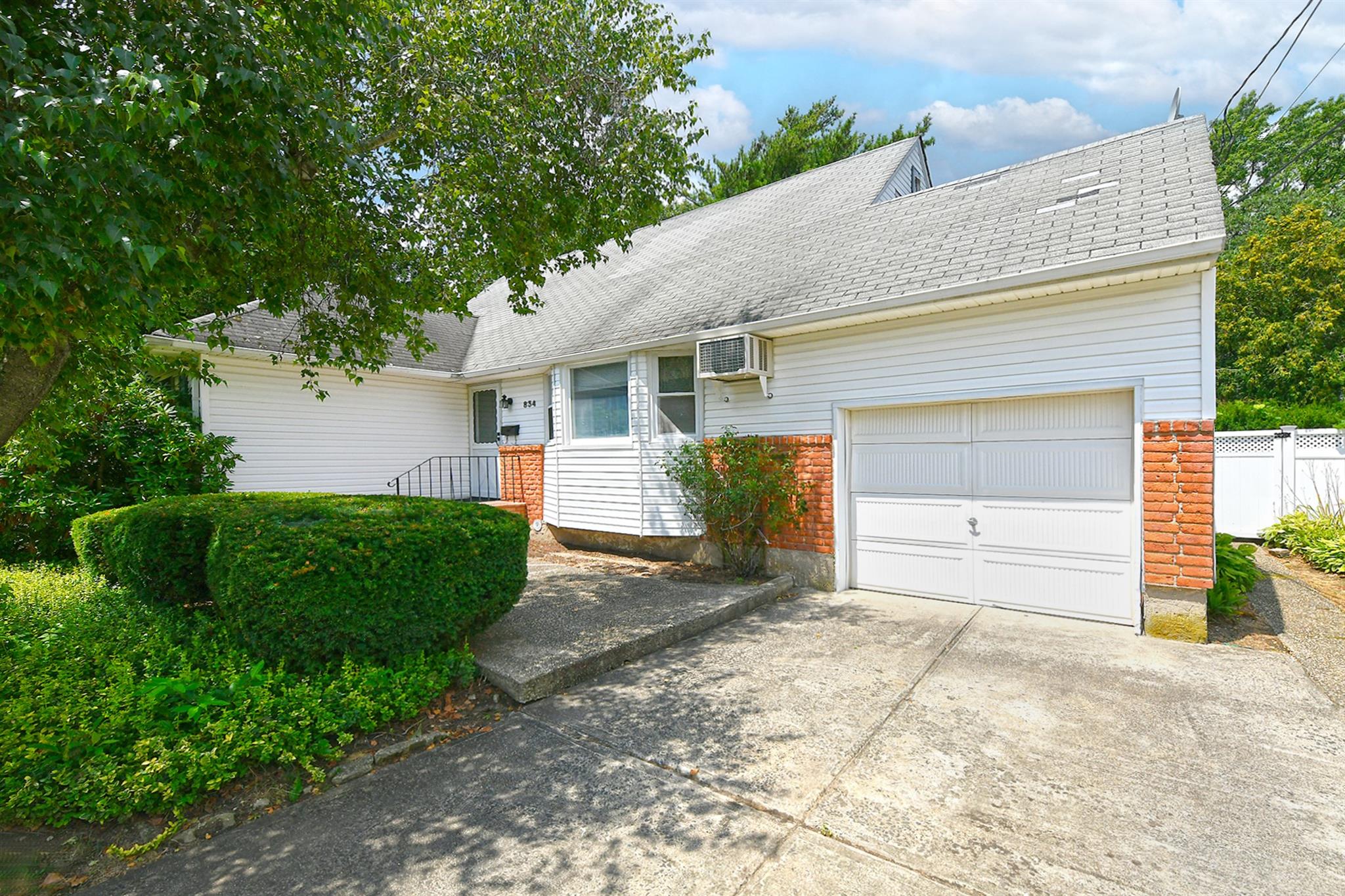#1 photo, 834 Orbit Lane, 長島 Uniondale , NY 11553
