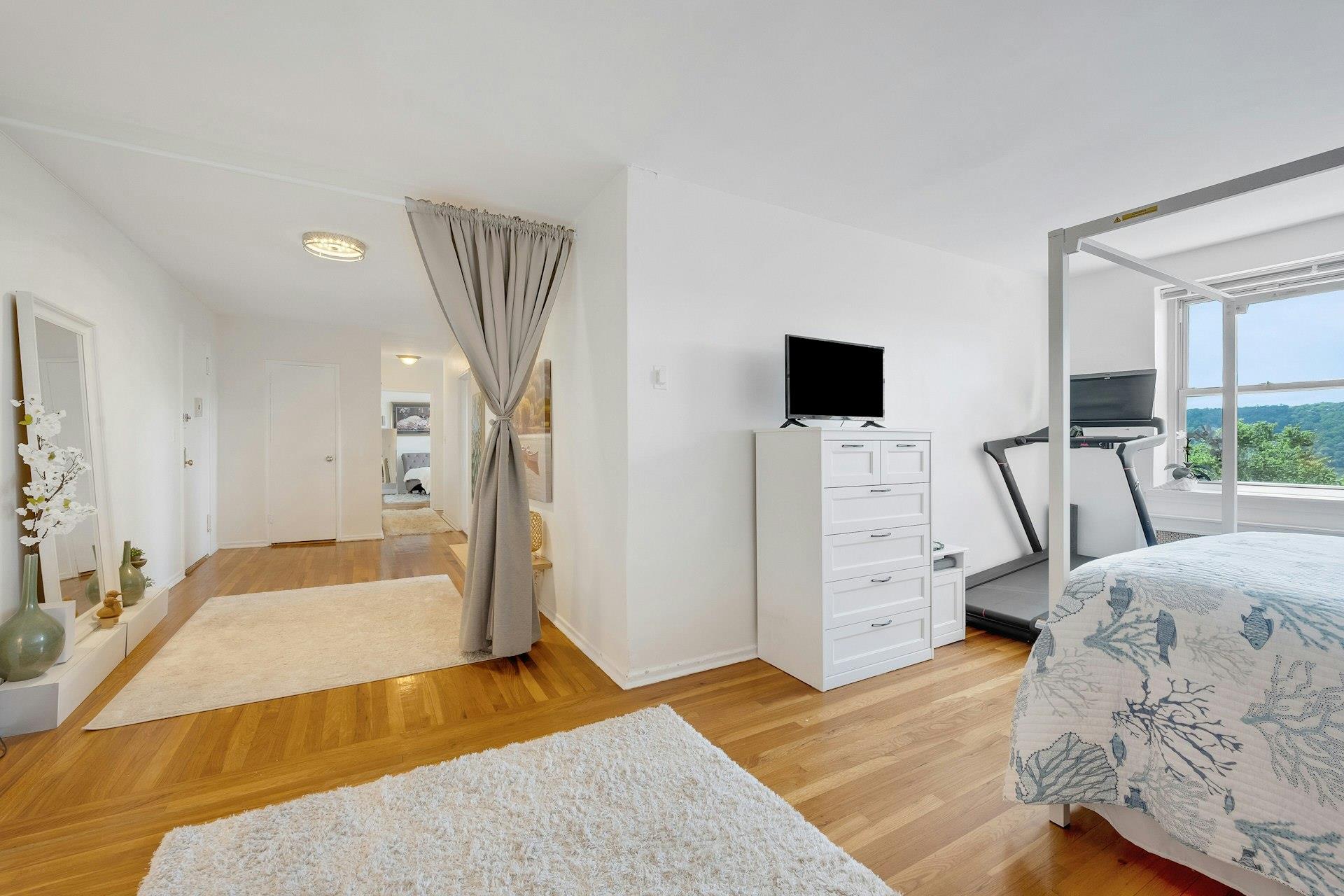 #2 photo, 440 Warburton Avenue, Yonkers , NY 10701