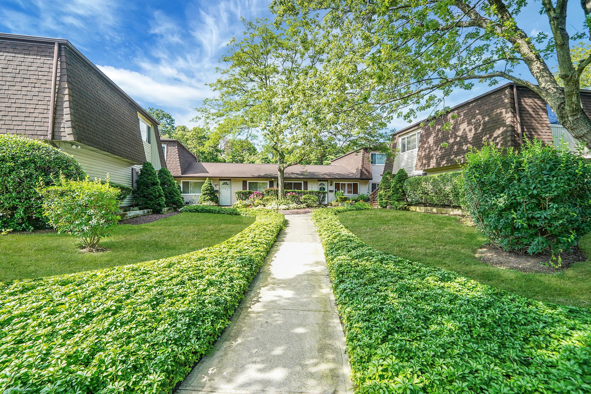 #1 photo, 141 Feller Drive, 東長島 Central Islip , NY 11722