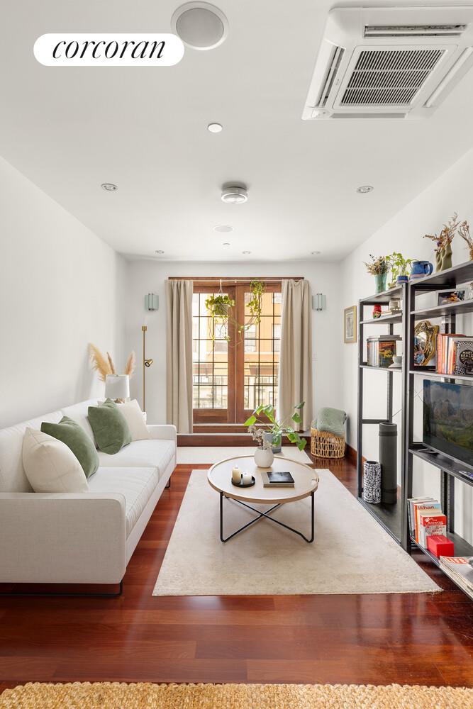 #1 photo, 607 MANHATTAN Avenue, Greenpoint , NY 11222