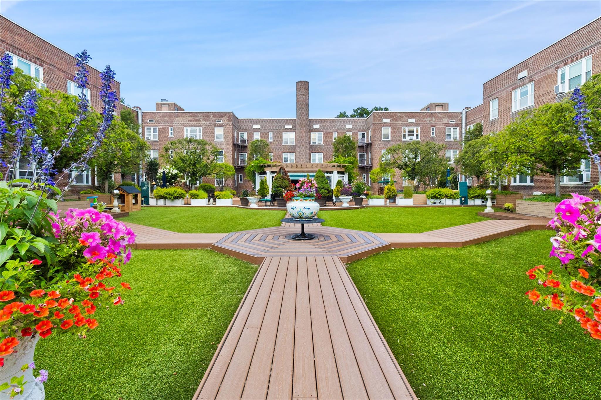 #1 photo, 101 Old Mamaroneck Road, White Plains , NY 10605