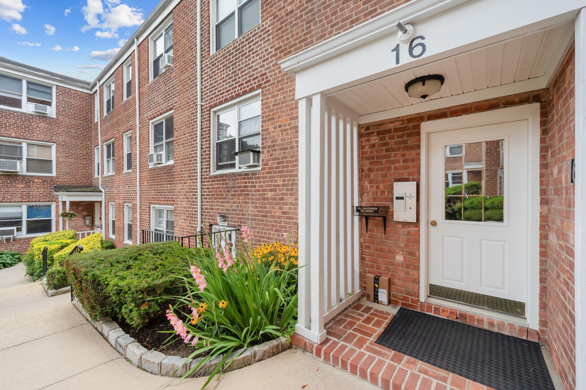 #1 photo, 16 Edwards St, Roslyn Heights , NY 11577