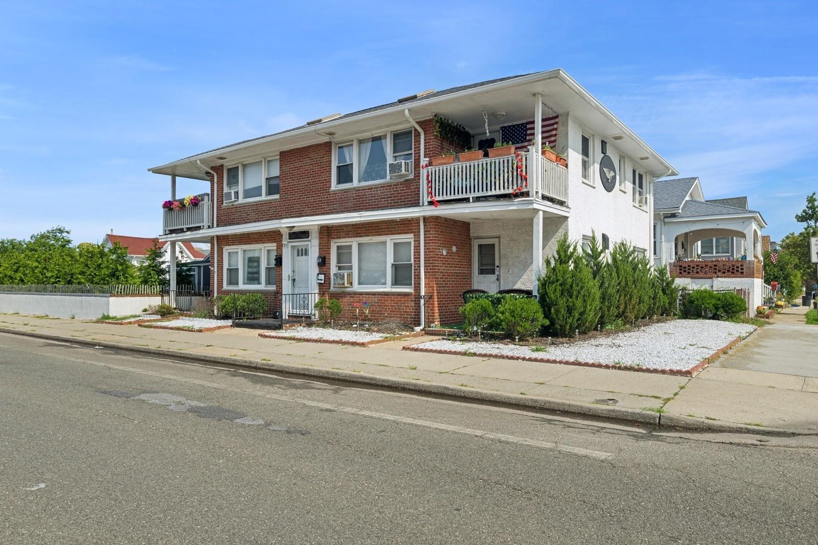 #3 photo, 725 E Broadway, Long Beach , NY 11561