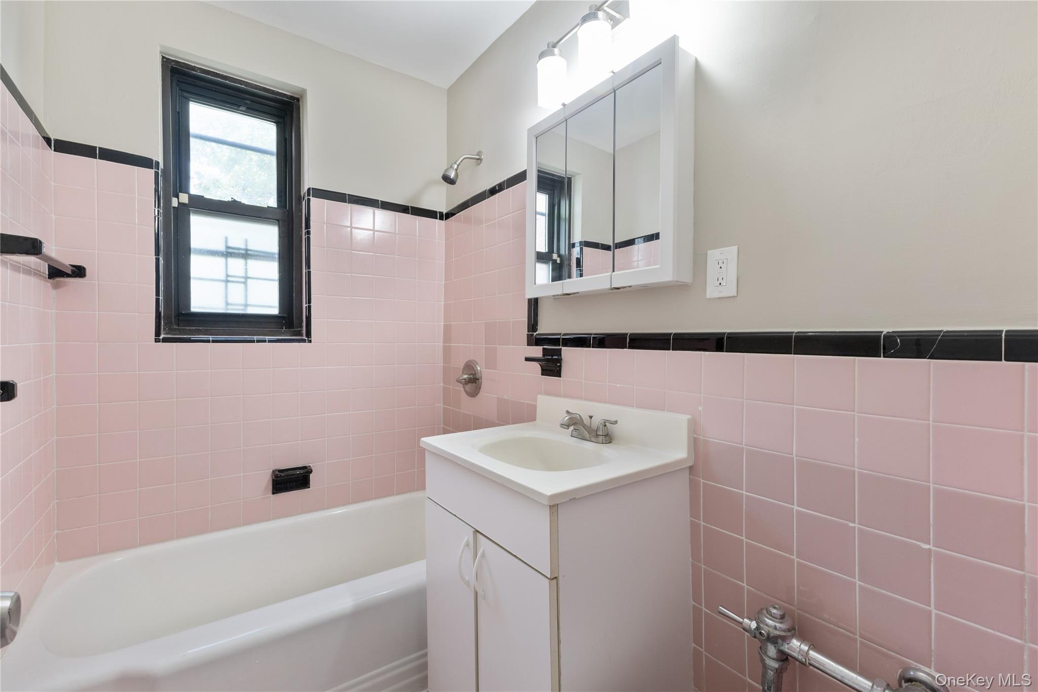 #11 photo, 112-24 Northern Boulevard, Corona , NY 11368