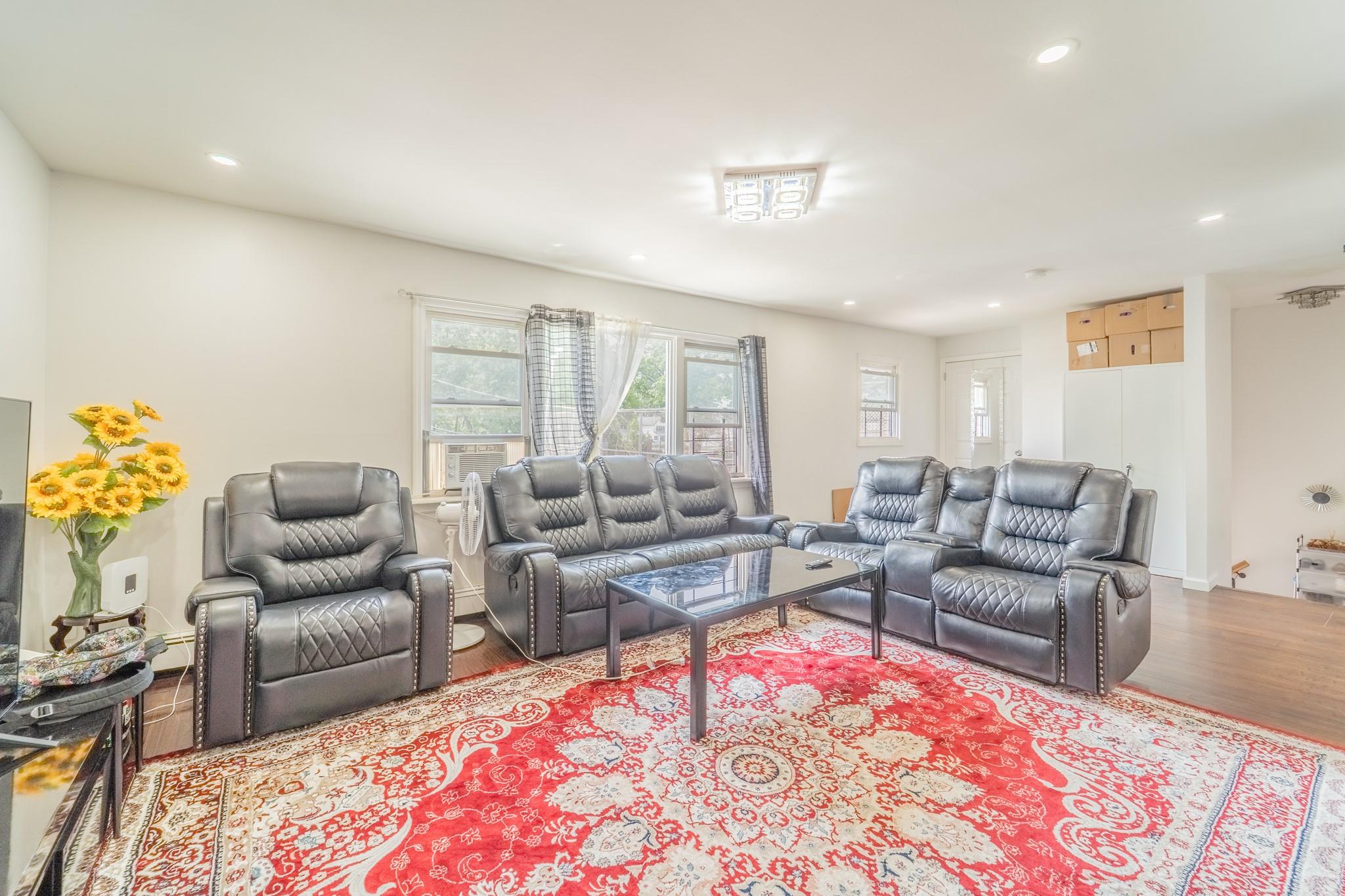 #17 photo, 107-01 Monterey Street, 皇后区 Queens Village , NY 11429