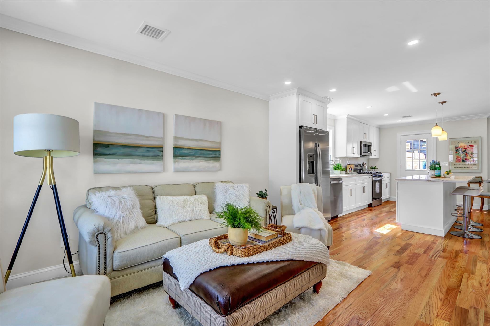 #1 photo, 50 Mirin Avenue, 롱 아일랜드 Roosevelt , NY 11575