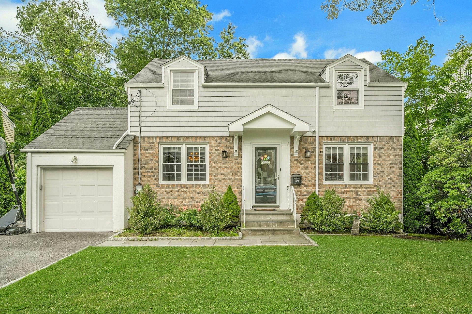 #1 photo, 100 Clarence Road, Scarsdale , NY 10583