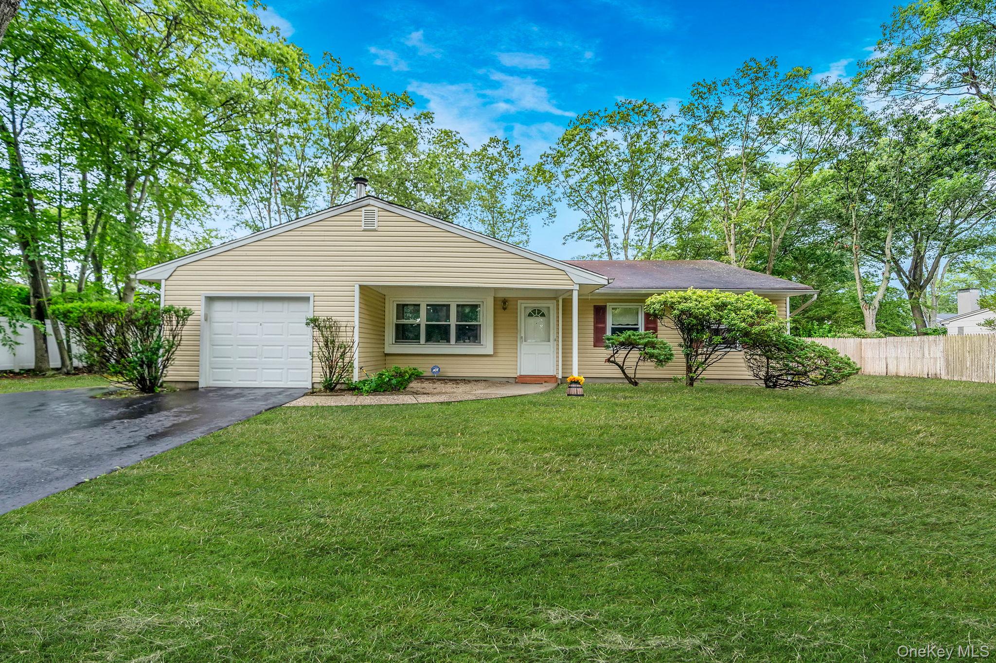 #1 photo, 9 Fenwick Avenue, Farmingville , NY 11738