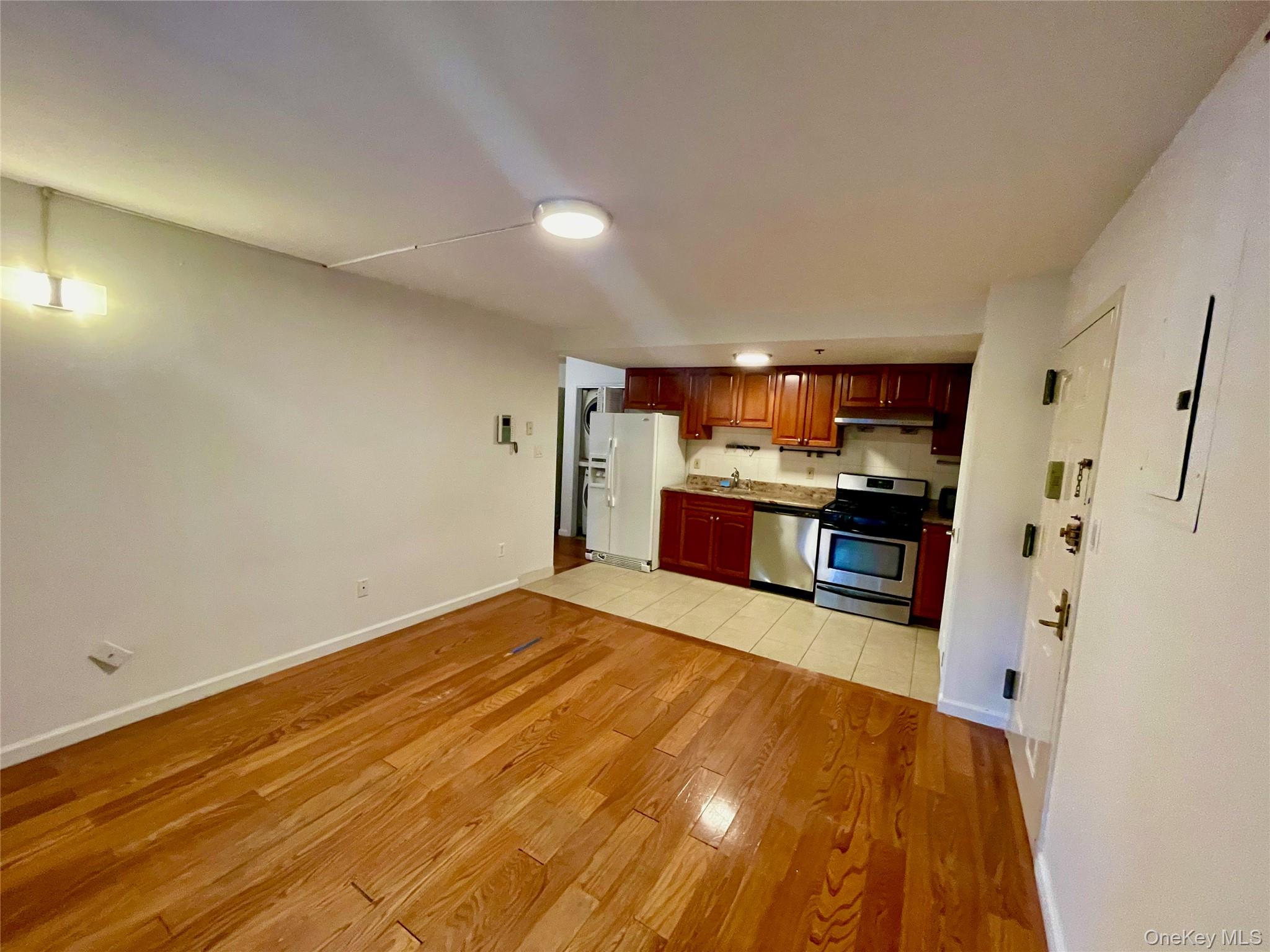 #3 photo, 6434 Grand Central Parkway, クイーンズ区 Forest Hills , NY 11375