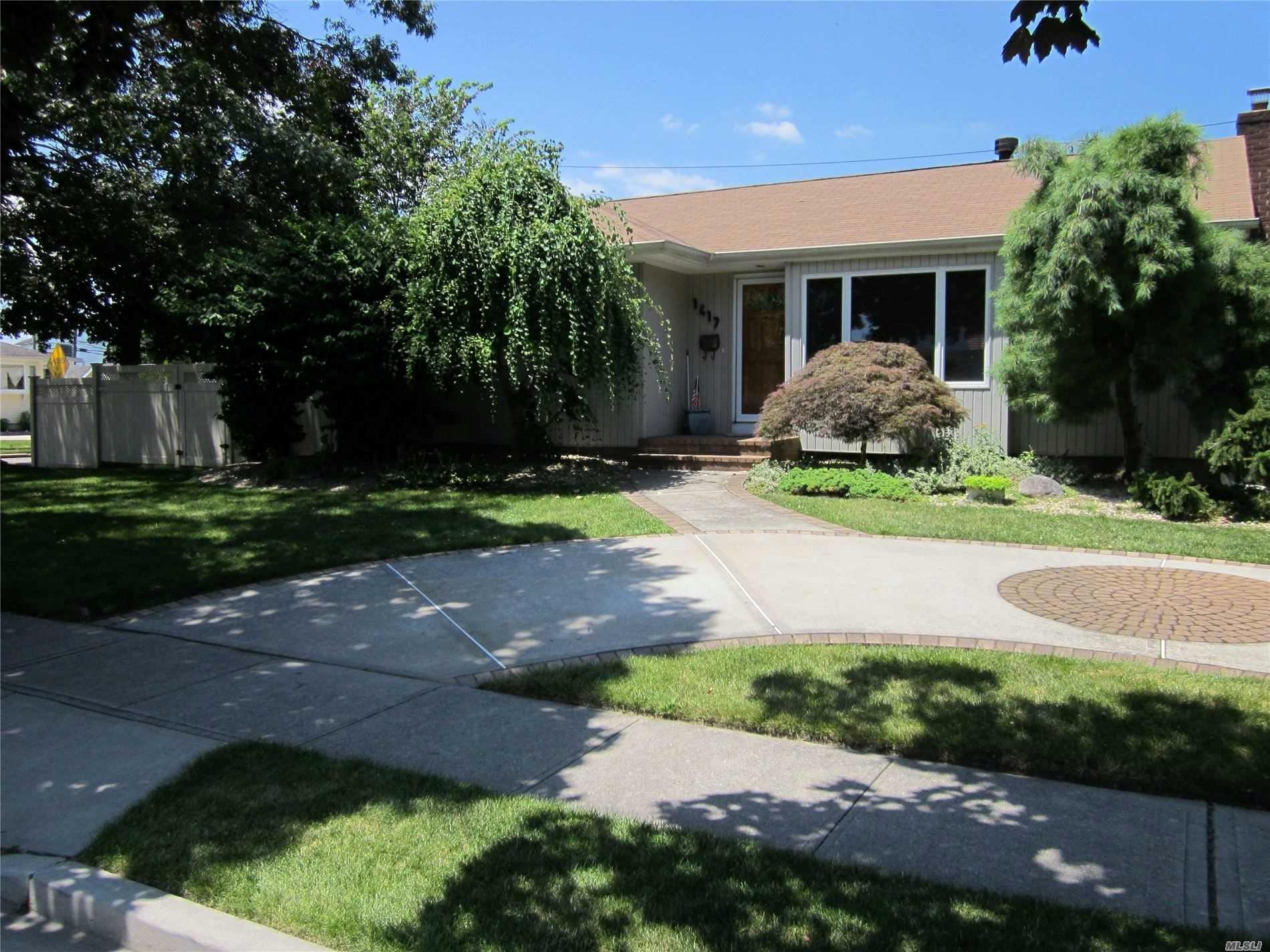 #1 photo, 1417 Hemlock Avenue, 長島 East Meadow , NY 11554