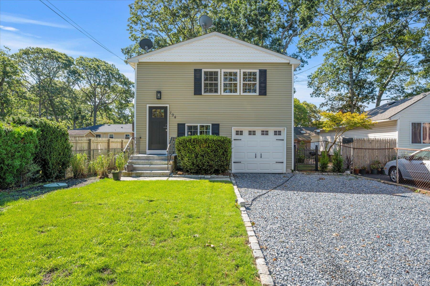 #1 photo, 194 Moriches Avenue, سوفولك Mastic , NY 11950