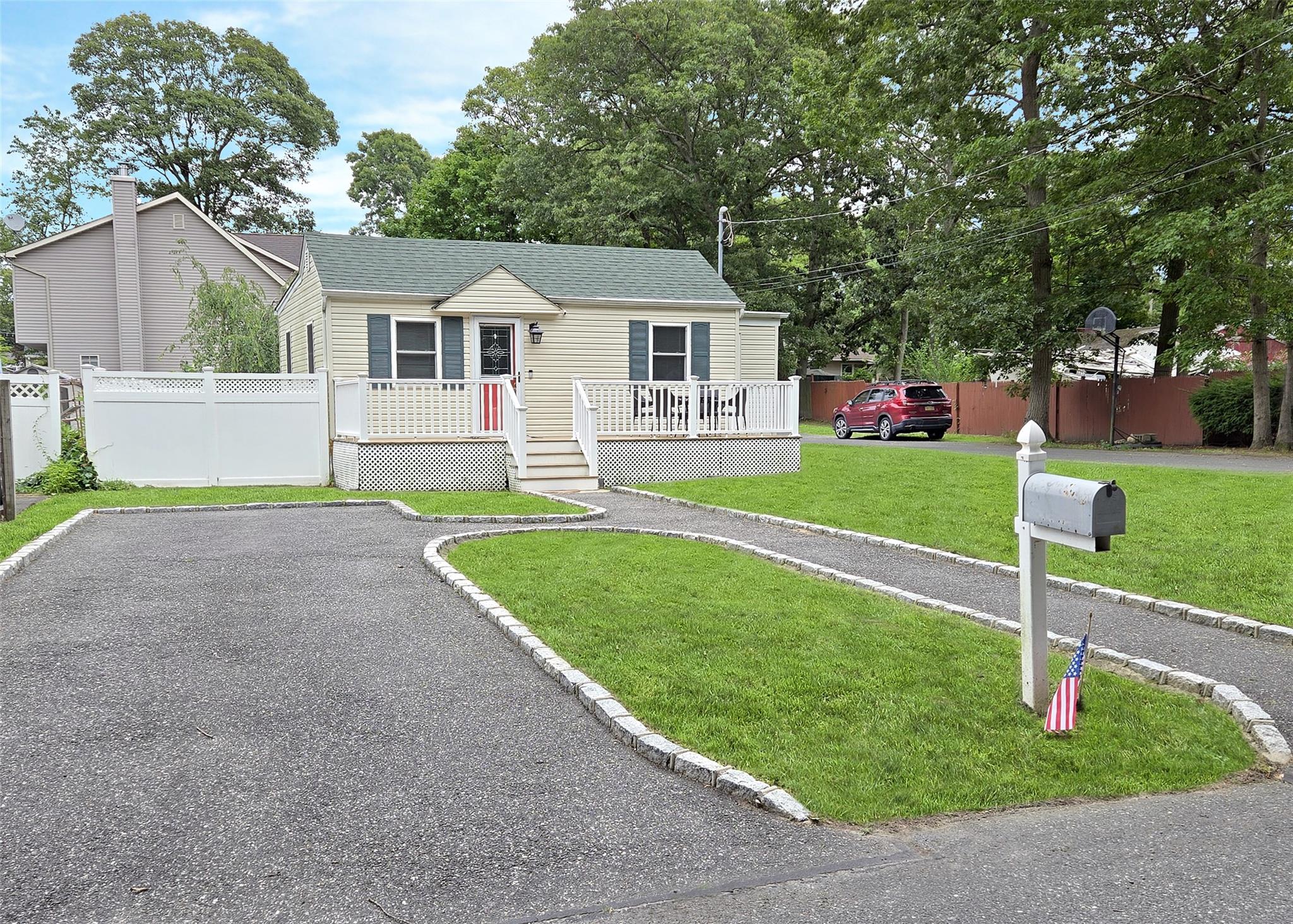 #1 photo, 83 Webster Avenue, サフォーク郡 Lake Ronkonkoma , NY 11779