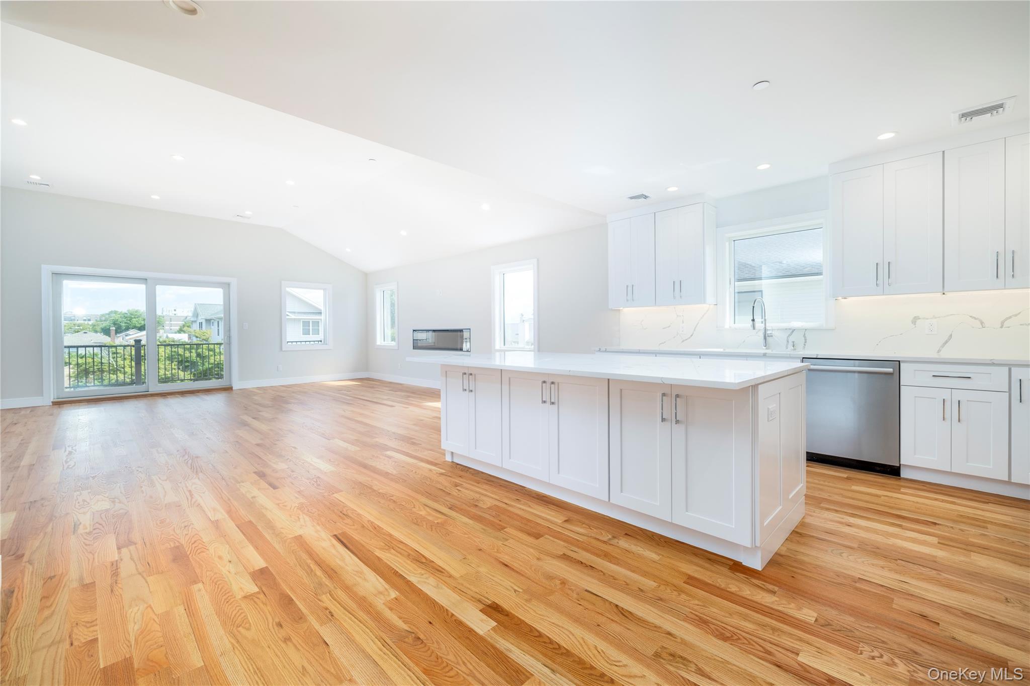 #3 photo, 344 E Fulton Street, ナッソー郡 Long Beach , NY 11561