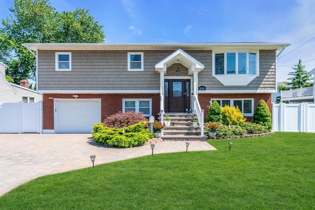 #1 photo, 220 33rd Street, 東長島 Lindenhurst , NY 11757