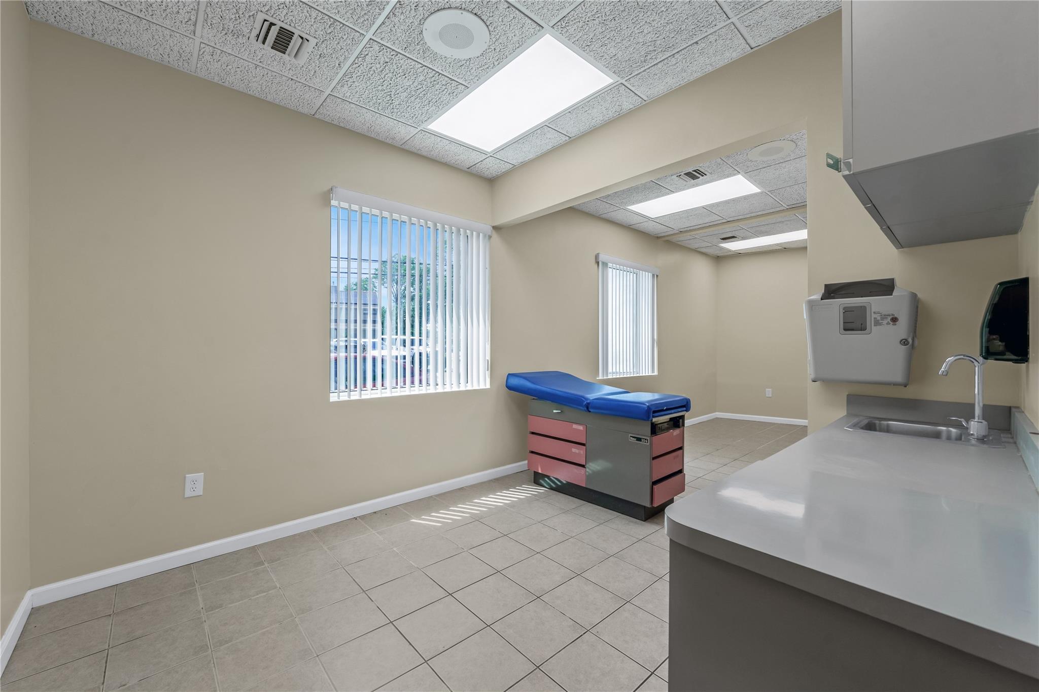 #12 photo, 1097 Old Country Road, ナッソー郡 Plainview , NY 11803