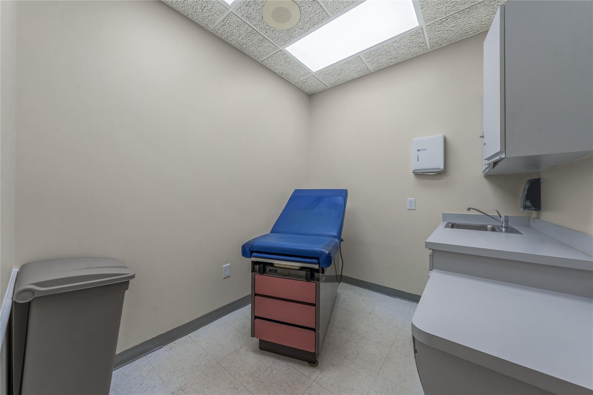 #16 photo, 1097 Old Country Road, ナッソー郡 Plainview , NY 11803