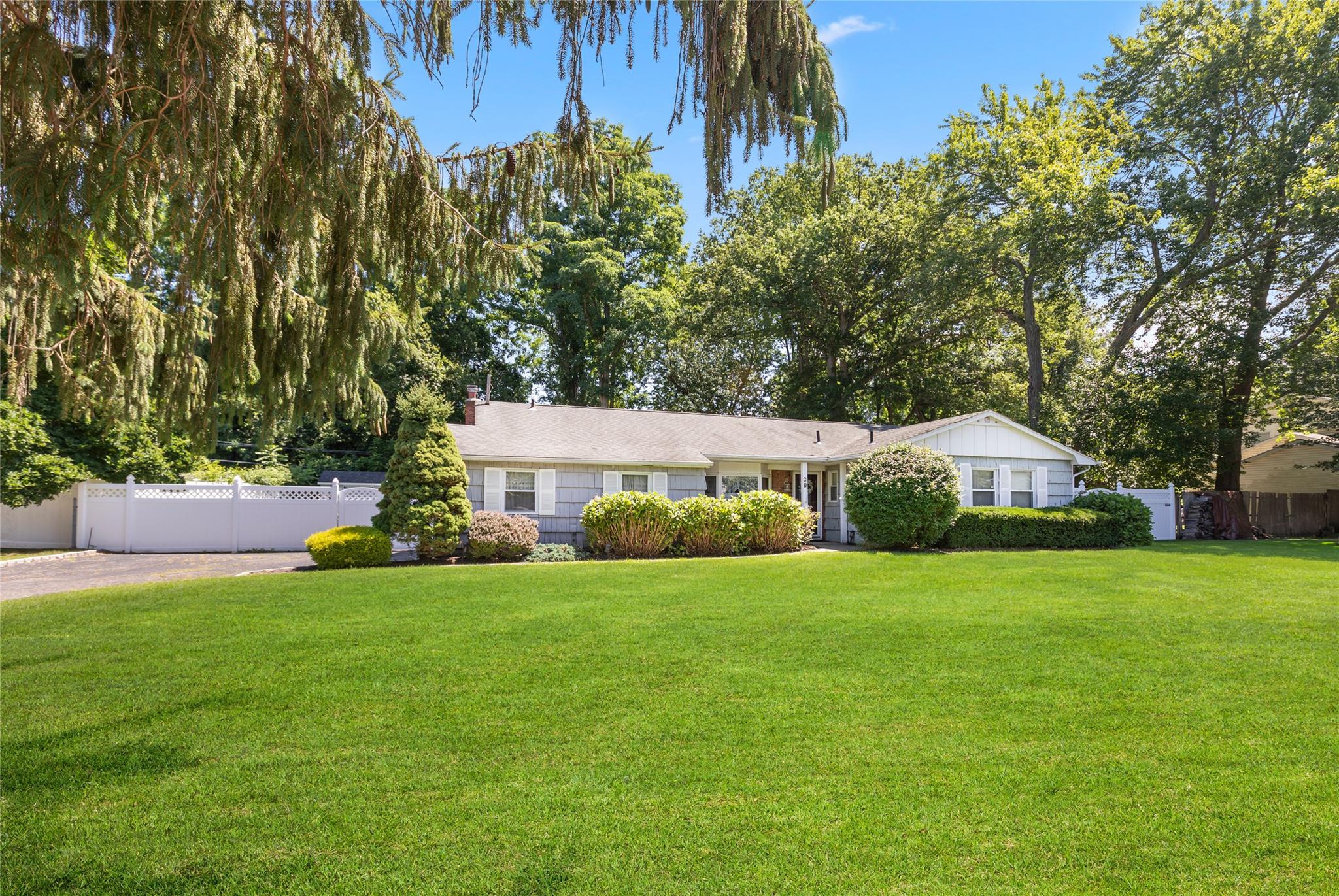 #1 photo, 39 Winfield Davis Drive, 東長島 科勒姆 Coram , NY 11727