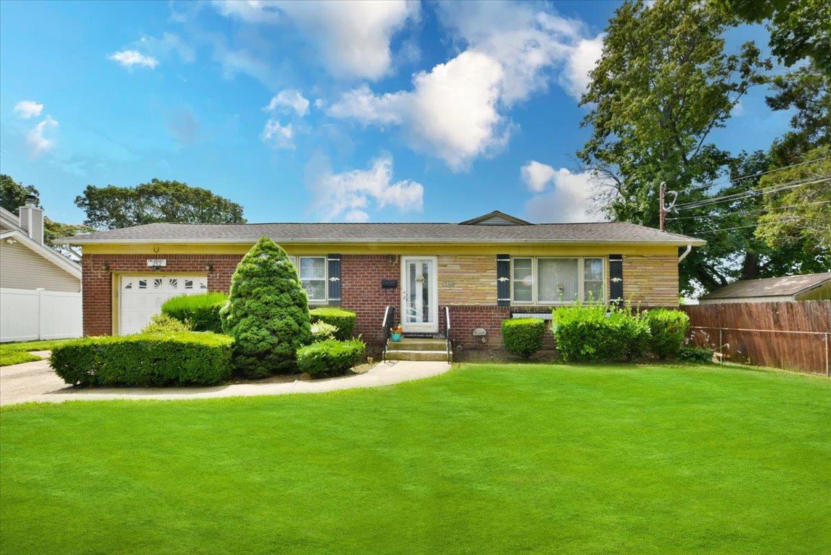 #1 photo, 212 N Cedar Street, 長島 Massapequa , NY 11758