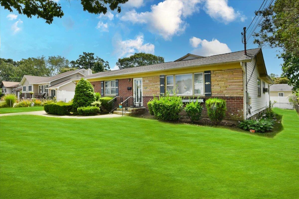 #3 photo, 212 N Cedar Street, 長島 Massapequa , NY 11758