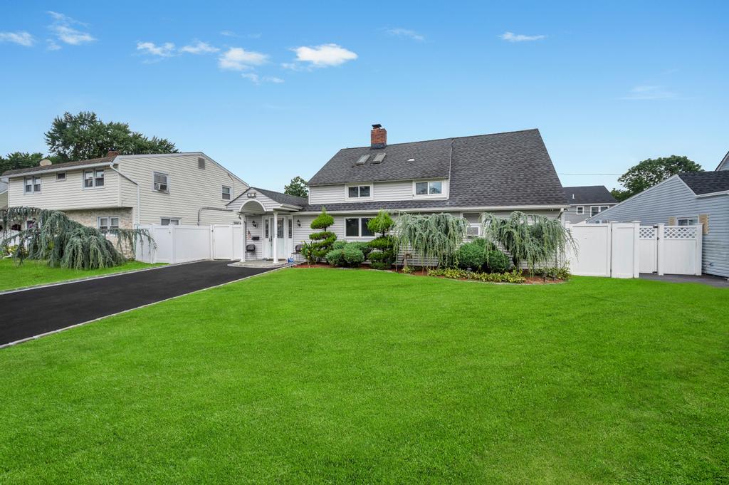 #1 photo, 43 W Cabot Lane, Westbury , NY 11590