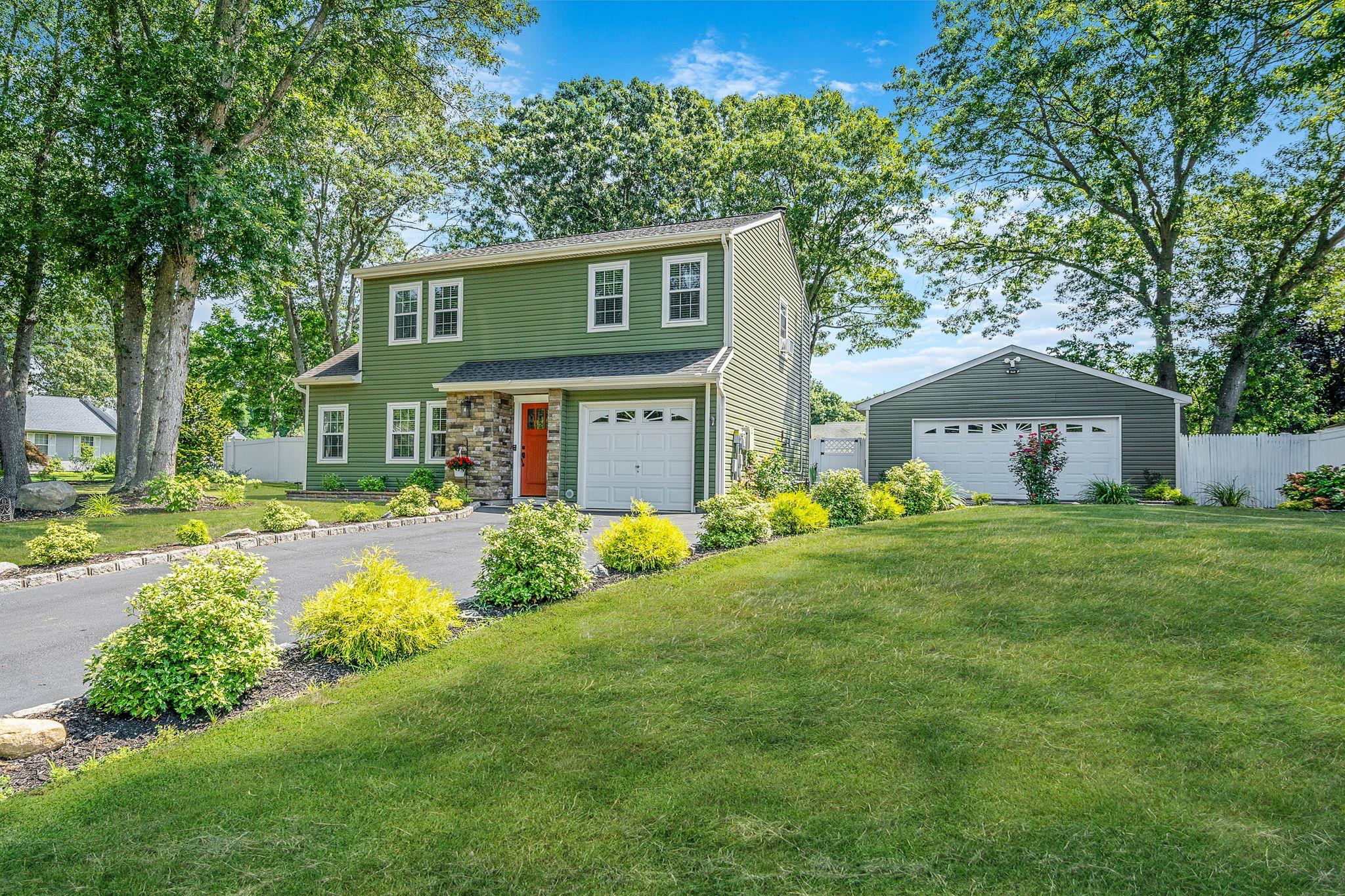 #1 photo, 1 Burwood Lane, سوفولك Coram , NY 11727